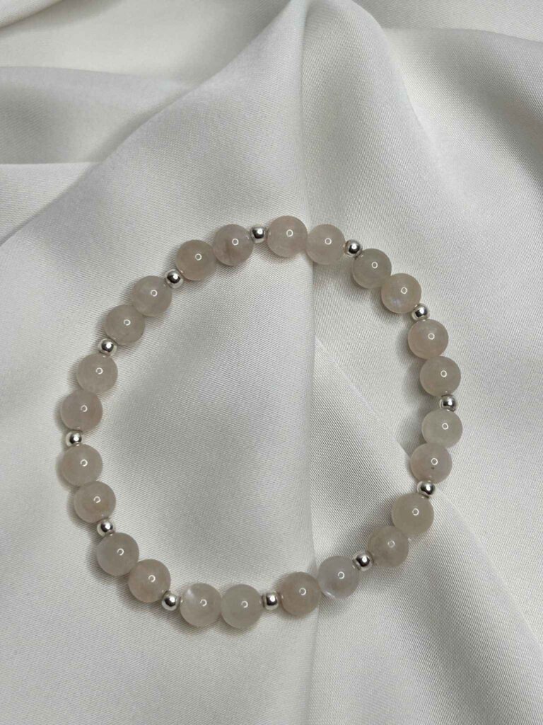 Handgefertigtes Mondsteinarmband mit rosafarbenen Blush Mondsteinen und Zwischenelementen aus 925er Sterlingsilber