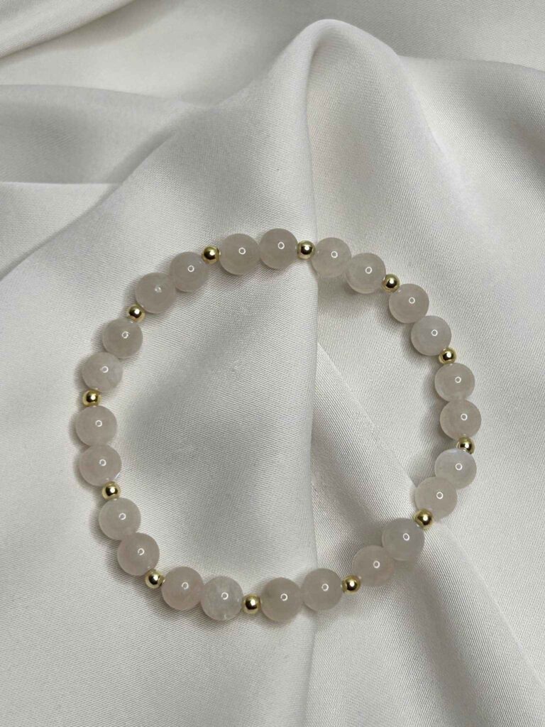 Handgefertigtes Mondsteinarmband mit Blush Mondsteinen und vergoldeten Zwischenelementen aus 925er Sterlingsilber