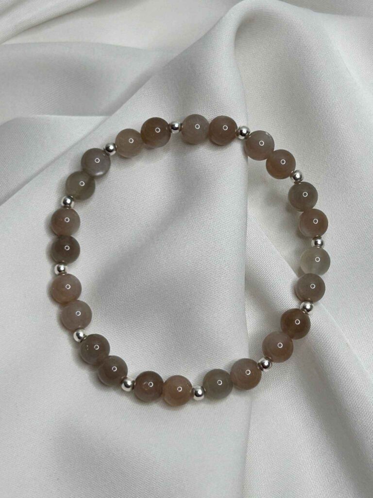 Handgefertigtes Mondsteinarmband mit kaffeebraunen Mondsteinen und Zwischenelementen aus 925er Sterlingsilber