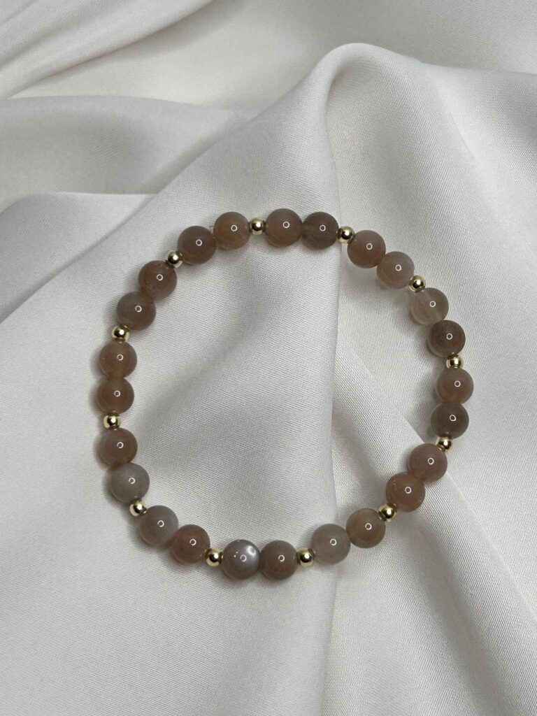 Handgefertigtes Mondsteinarmband mit kaffeebraunen Mondsteinen und vergoldeten Zwischenelementen aus 925er Sterlingsilber