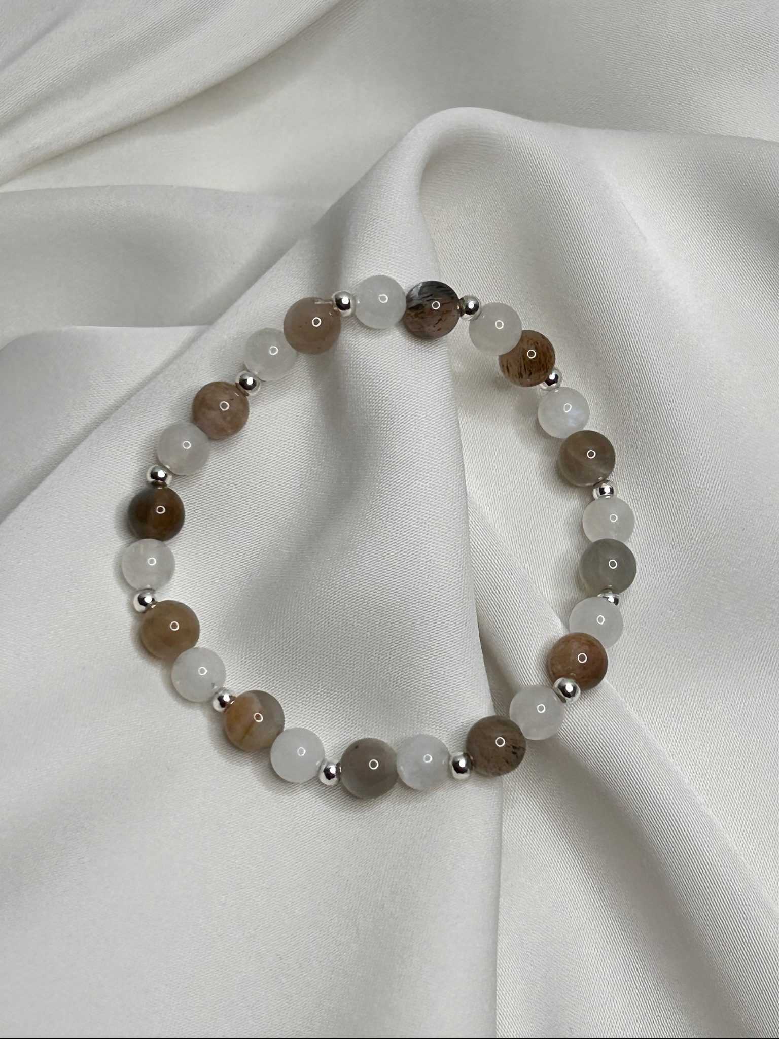 Handgefertigtes Mondsteinarmband mit mehrfarbigen Mondsteinen und Zwischenelementen aus 925er Sterlingsilber