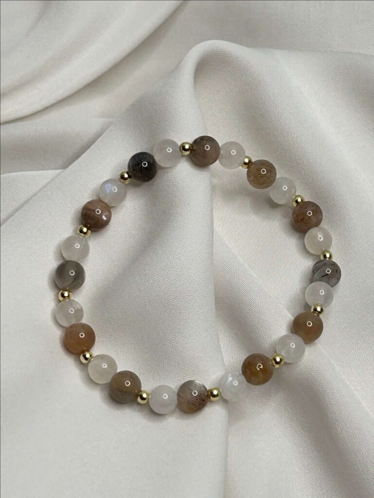 Handgefertigtes Mondsteinarmband mit mehrfarbigen Mondsteinen und vergoldeten Zwischenelementen aus 925er Sterlingsilber