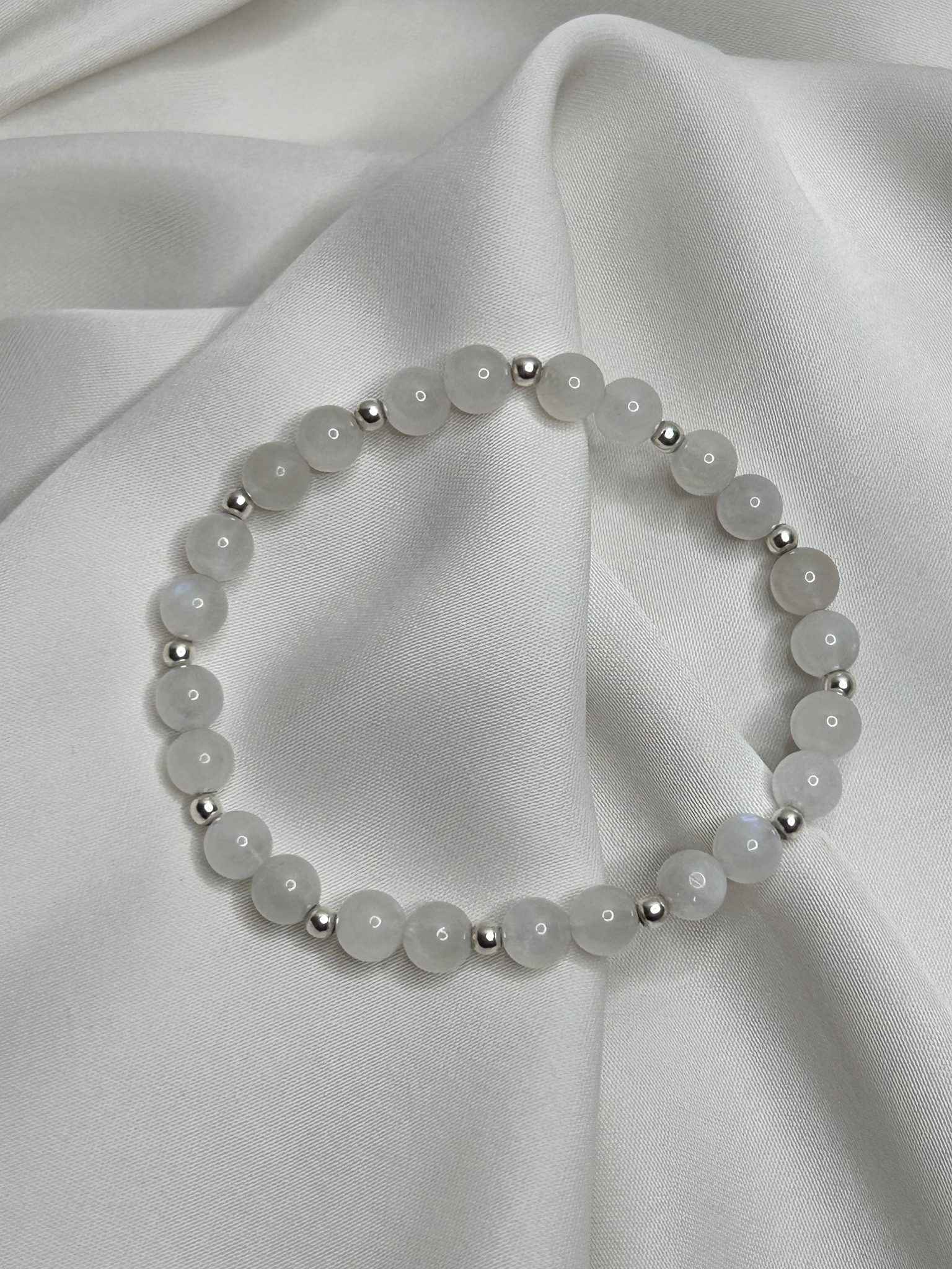 Handgefertigtes Mondsteinarmband mit weißen Pearl Mondsteinen und Zwischenelementen aus 925er Sterlingsilber