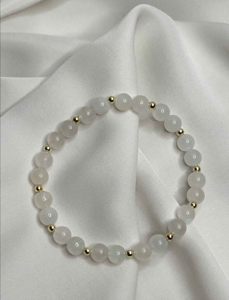 Handgefertigtes Mondsteinarmband mit weißen Pearl Mondsteinen und vergoldeten Zwischenelementen aus 925er Sterlingsilber