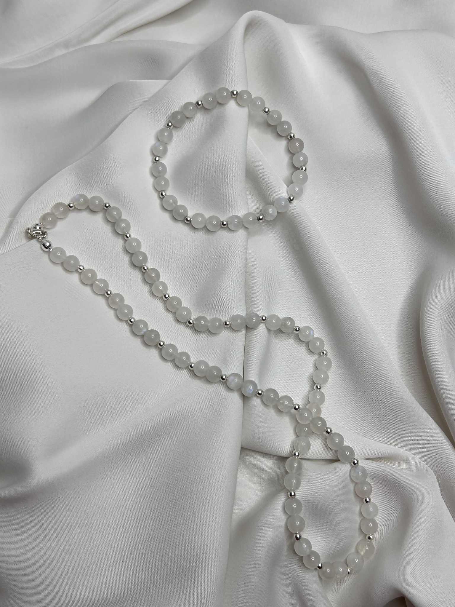 Handgefertigtes Mondstein Schmuckset mit Armband und Halskette aus weißen Pearl Mondsteinen und Zwischenelementen aus 925er Sterlingsilber