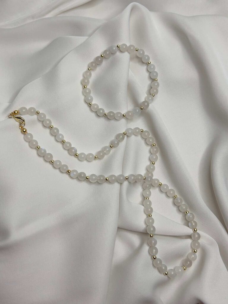 Handgefertigtes Mondstein Schmuckset mit Armband und Halskette aus weißen Pearl Mondsteinen und vergoldeten Zwischenelementen aus 925er Sterlingsilber
