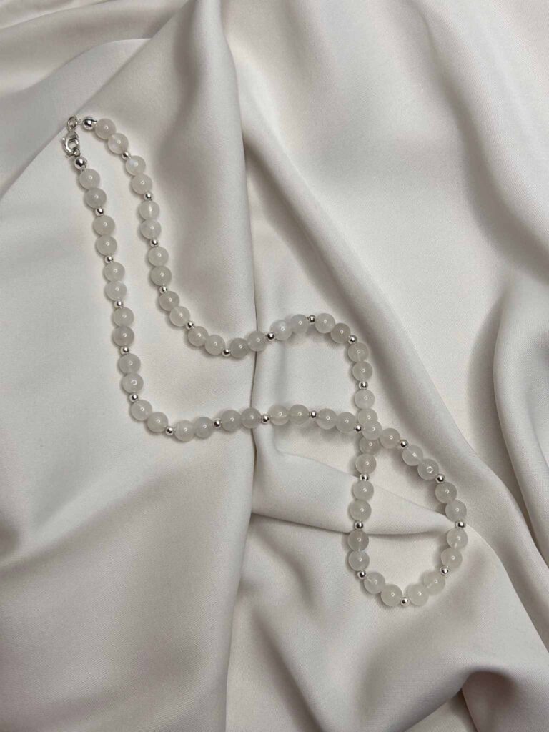Handgefertigte Mondsteinkette aus weißen Pearl Mondsteinen mit Zwischenelementen aus 925er Sterlingsilber