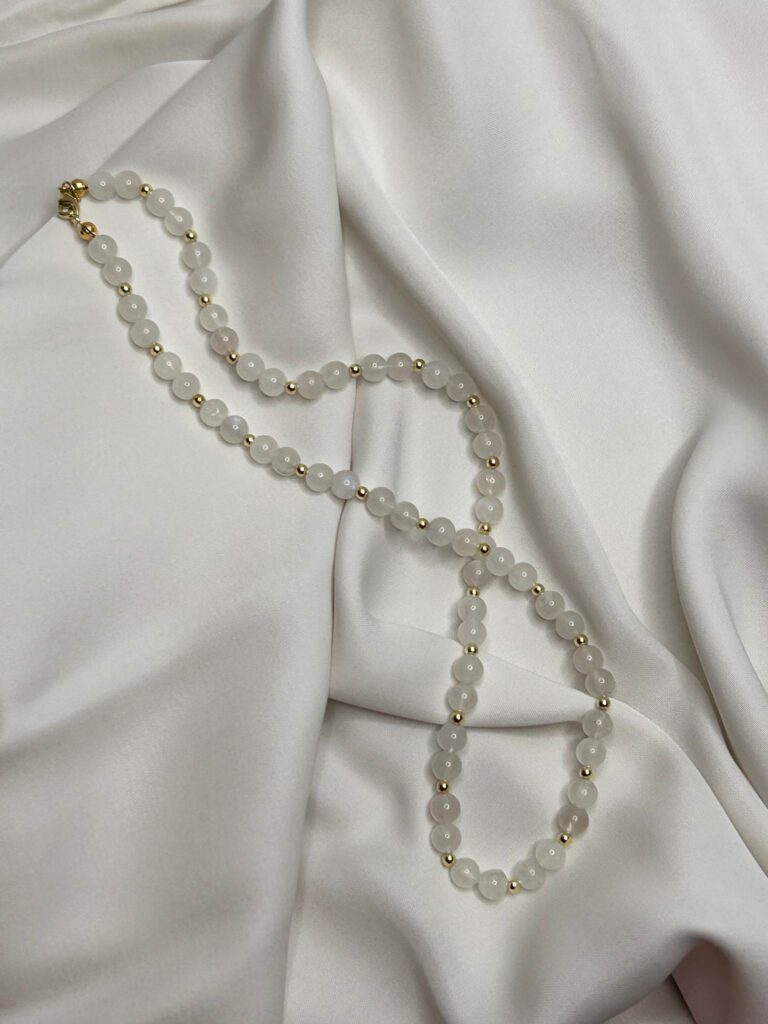 Handgefertigte Mondsteinkette aus weißen Pearl Mondsteinen mit vergoldeten Zwischenelementen aus 925er Sterlingsilber