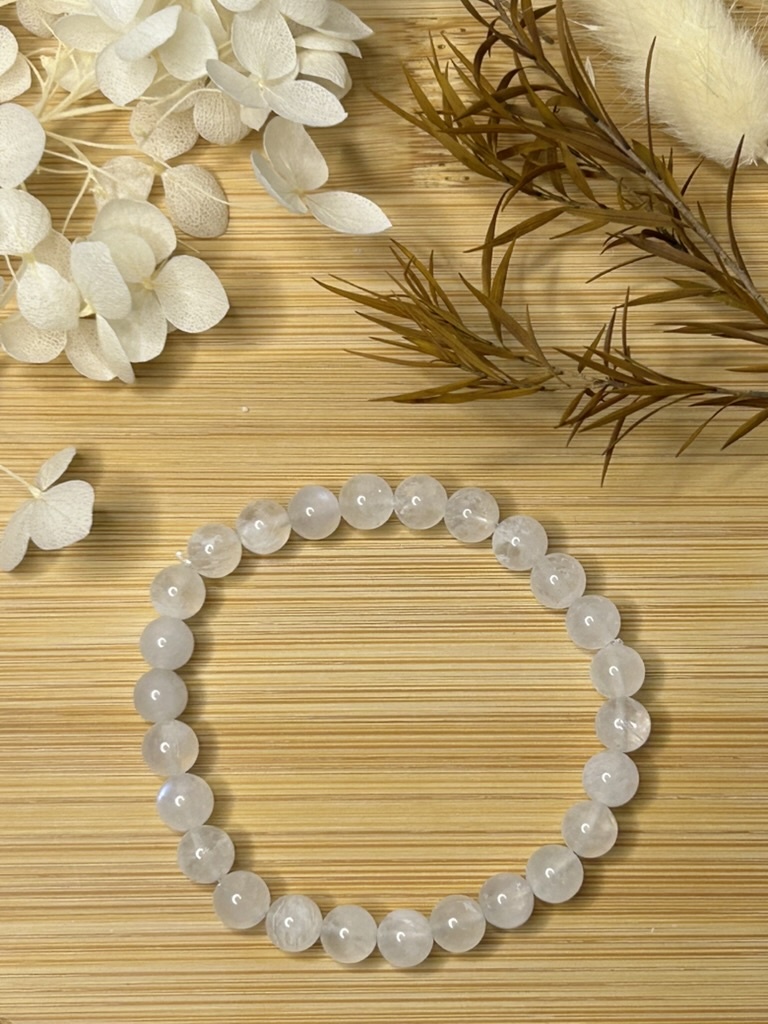 Mondsteinarmband Pearl Pure aus natürlichen weißen Mondsteinen, handgefertigtes Natursteinarmband auf elastischem Schmuckband von lunalai