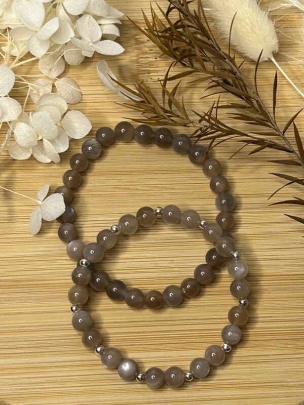 Handgefertigtes Mondsteinarmband-Set aus warmen kaffeefarbenen Mondsteinen mit einem schlichten Pure-Armband und einem Mondsteinarmband mit Zwischenteilen aus 925er Silber