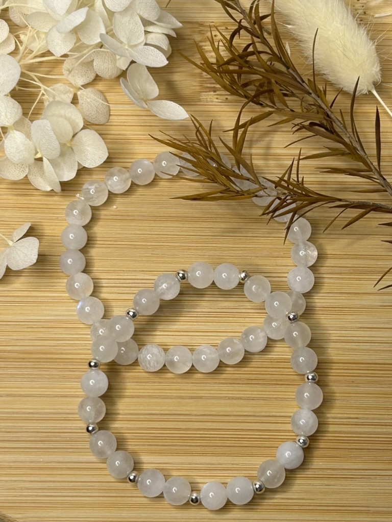 Handgefertigtes Mondsteinarmband-Set aus weißen Mondsteinen mit einem schlichten Pure-Armband und einem Mondsteinarmband mit Zwischenteilen aus 925er Silber