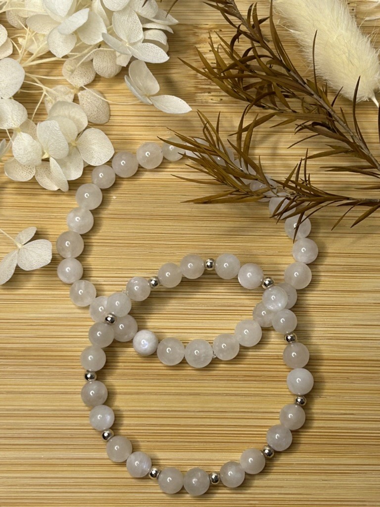 Handgefertigtes Mondsteinarmband-Set aus zart rosafarbenen Mondsteinen mit einem schlichten Pure-Armband und einem Mondsteinarmband mit Zwischenteilen aus 925er Silber